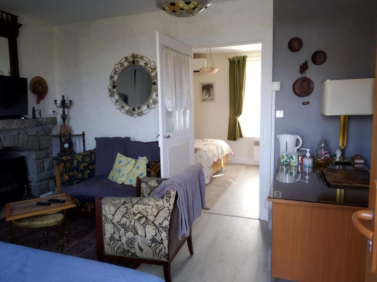 Bed and Breakfast La Longere Des Gillettes Bezenet Экстерьер фото