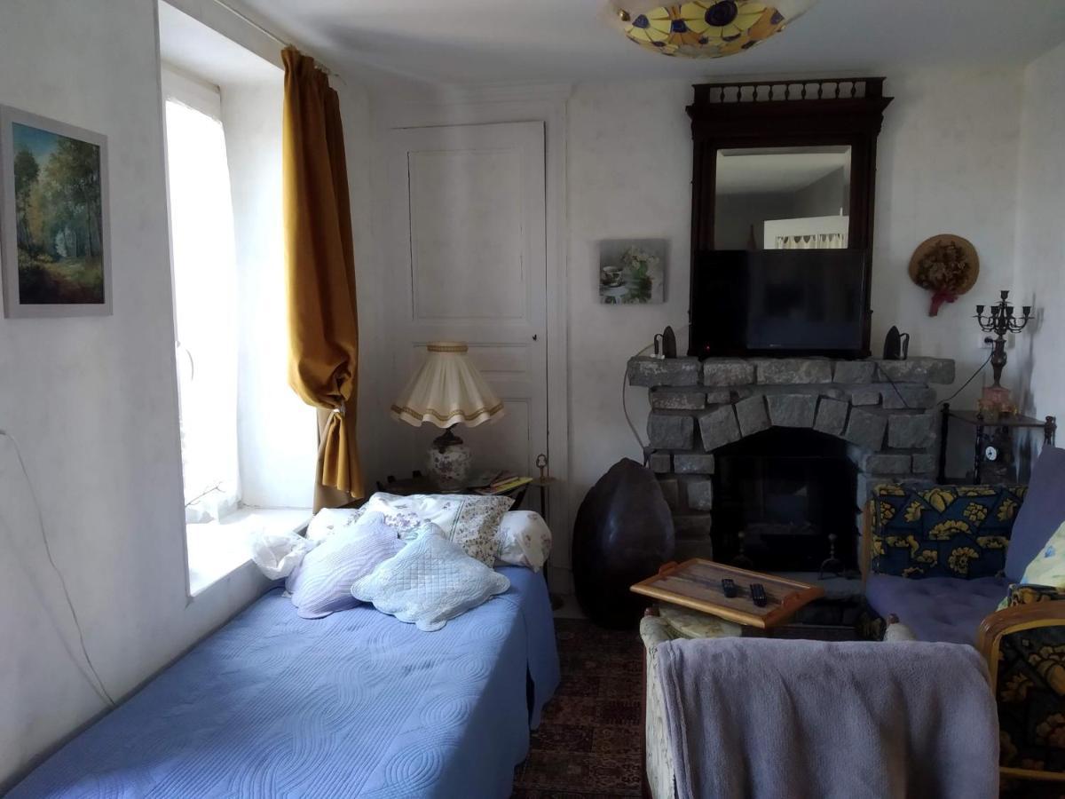 Bed and Breakfast La Longere Des Gillettes Bezenet Экстерьер фото