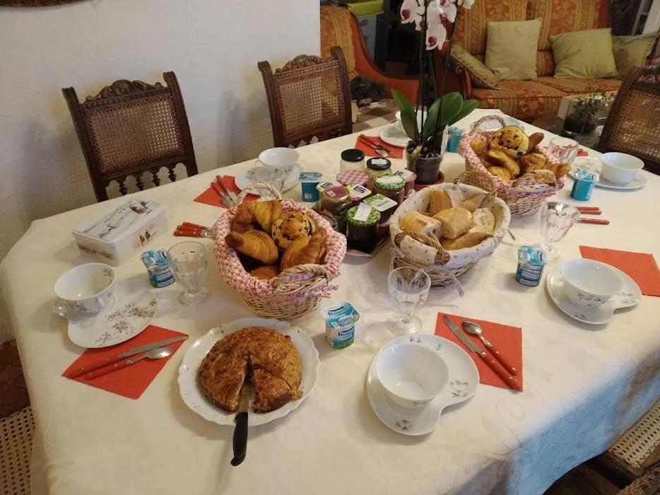 Bed and Breakfast La Longere Des Gillettes Bezenet Экстерьер фото