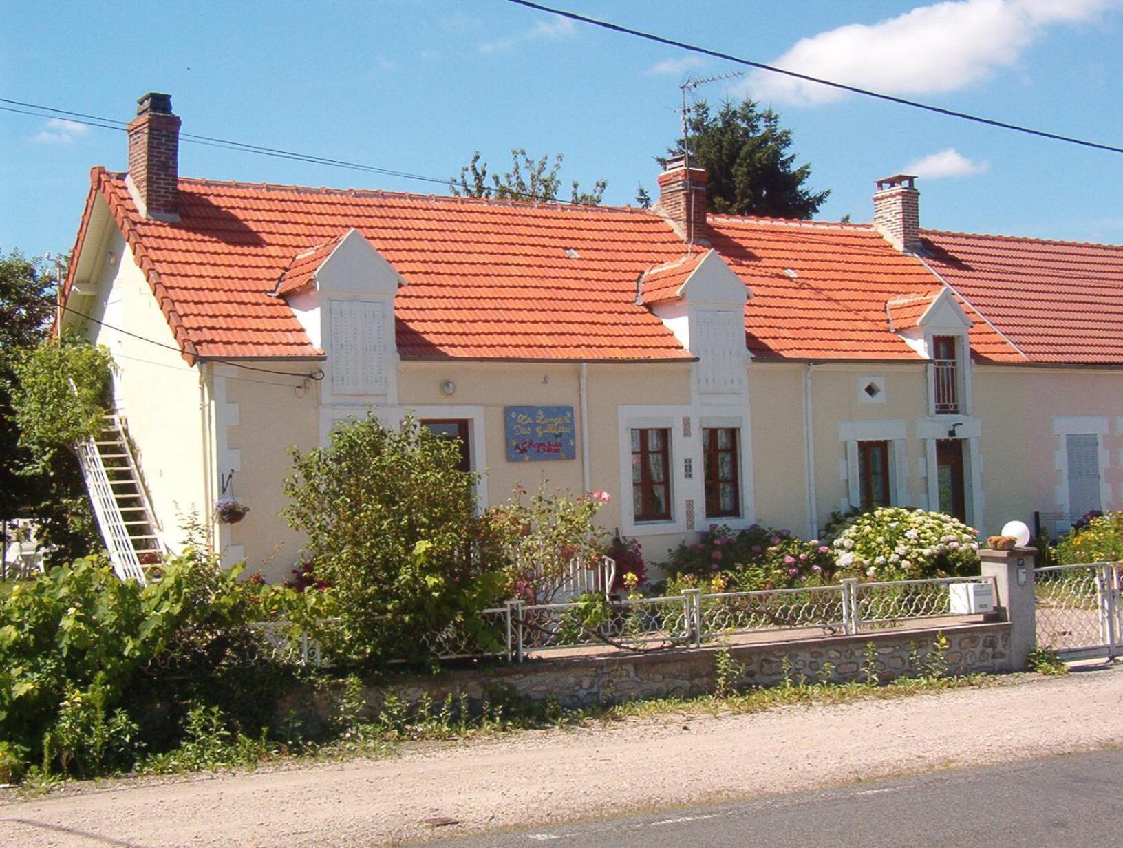 Bed and Breakfast La Longere Des Gillettes Bezenet Экстерьер фото